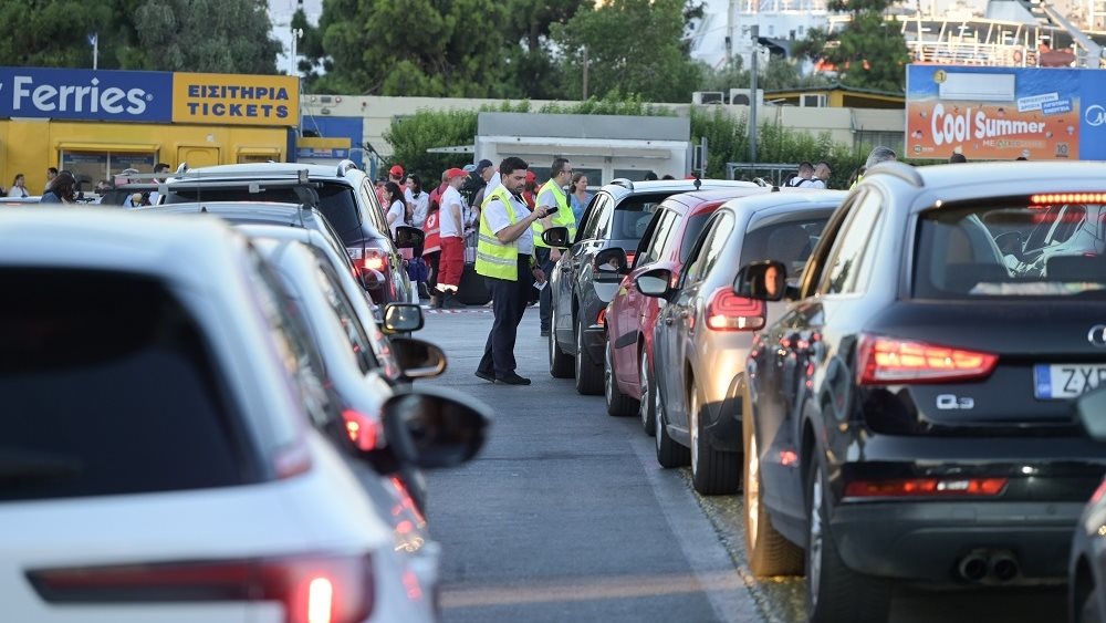 Κορυφώνεται η έξοδος του Αυγούστου: Ουρές χιλιομέτρων για το λιμάνι του Πειραιά