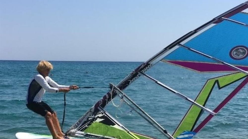 Ολοκλήρωσε με επιτυχία τον διάπλου Κεφαλονιάς – Κυλλήνης η 81χρονη σέρφερ
