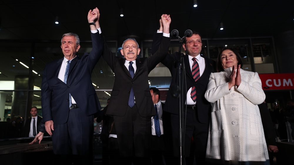 Ο Κιλιτσντάρογλου επικρατεί δημοσκοπικά του Ερντογάν