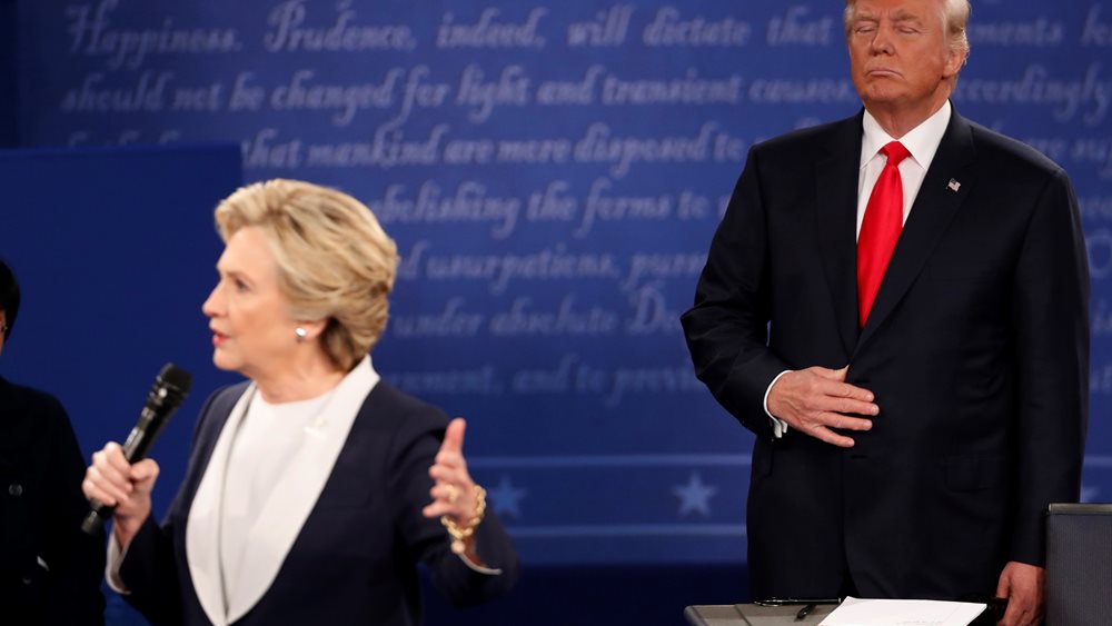 Ο Τραμπ καλεί τους Αμερικανούς &quot;να κλείσουν την ιστορία των Κλίντον&quot;