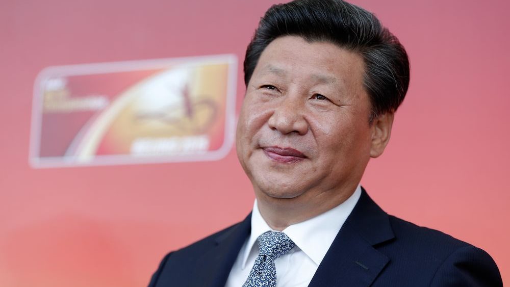 Ο Trump πανικοβάλλεται, τρέχει στην αγκαλιά του Xi