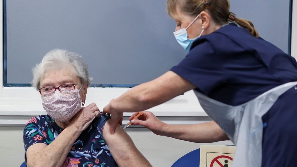 Πρέπει τελικώς οι άνω των 65 να κάνουν το εμβόλιο της AstraZeneca;