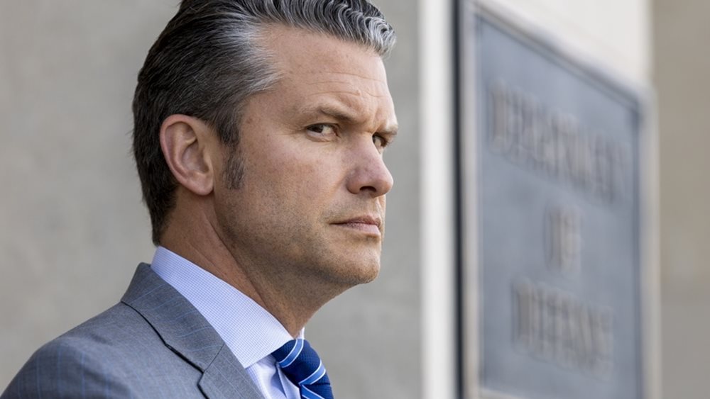 Ο Χέγκσεθ κηρύσσει πόλεμο κατά των νόμων του πολέμου