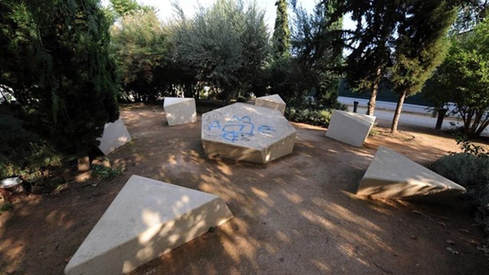 Βεβήλωσαν το μνημείο του Ολοκαυτώματος στον Κεραμεικό
