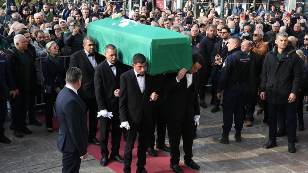Μίμης Δομάζος: Σε κλίμα συγκίνησης η κηδεία του - Πλήθος κόσμου στο τελευταίο αντίο στον "Στρατηγό"