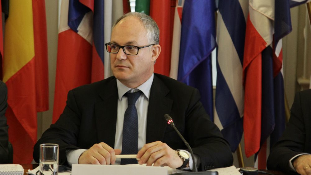 Ευρωκοινοβούλιο: Δεν μιλάμε για "κουρέματα" χρέους