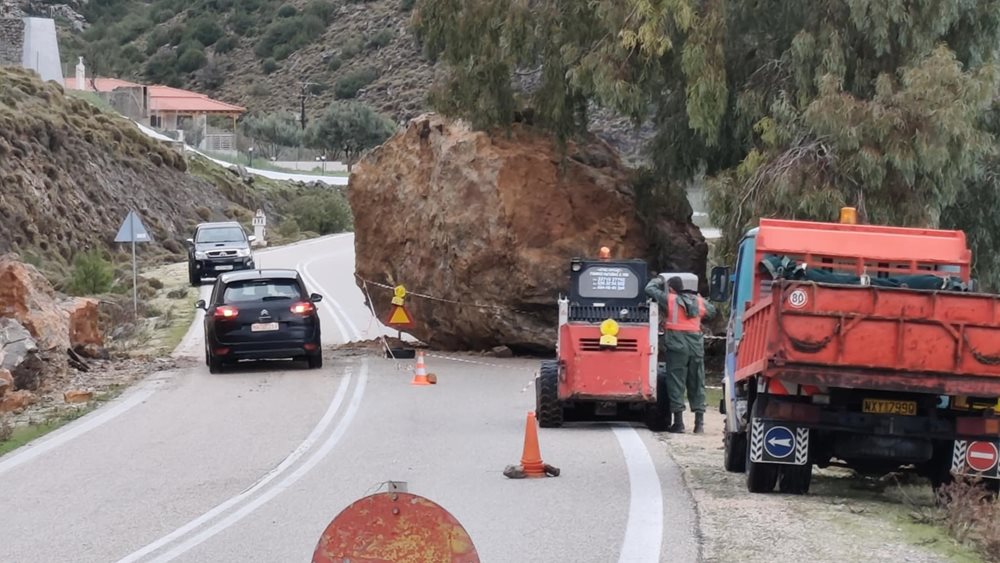 Χίος: Τεράστιος βράχος έπεσε στην εθνική οδό λόγω της έντονης βροχόπτωσης