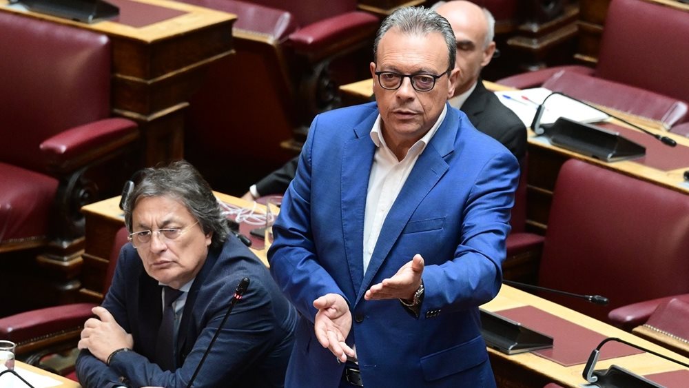 Σ. Φάμελλος: "Κύριε Χατζηδάκη είστε πρόσωπο που διερευνάται για θέματα εθνικής ασφάλειας ή κακουργηματική πράξη;"