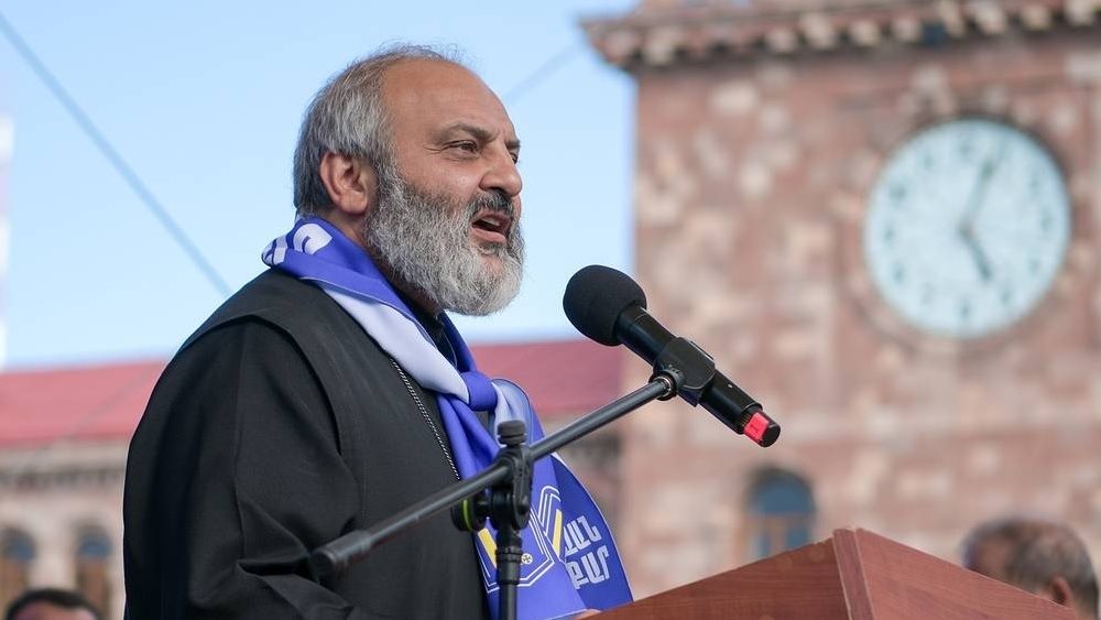 Ο επίσκοπος που θέλει να κυβερνήσει την Αρμενία