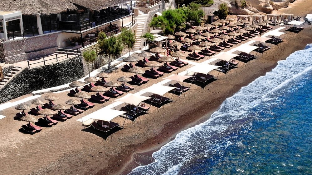 Το mega beach club που θέλει η Royal Caribbean στη Σαντορίνη και οι αντιδράσεις