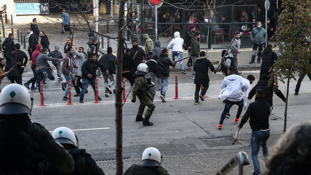 Δίωξη στον αστυνομικό που πυροβόλησε τον 16χρονο -"Πυροβόλησα ενστικτωδώς, στόχευα στα λάστιχα" - Νέα επεισόδια με Ρομά