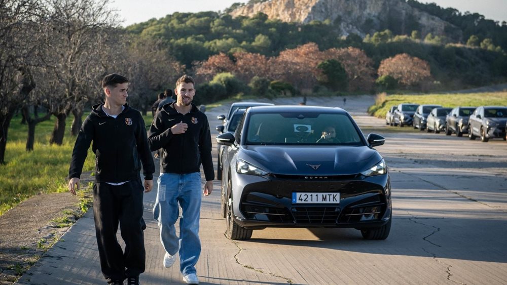 Οι ποδοσφαιριστές της Barcelona δοκιμάζουν μοντέλα της Cupra στην πίστα
