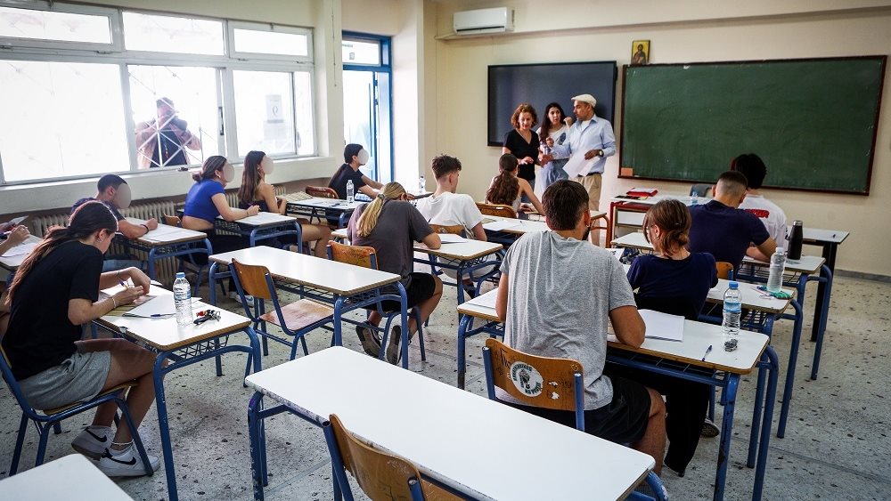 Πανελλαδικές Εξετάσεις: Βατά τα σημερινά θέματα της Νεοελληνικής Γλώσσας και Λογοτεχνίας