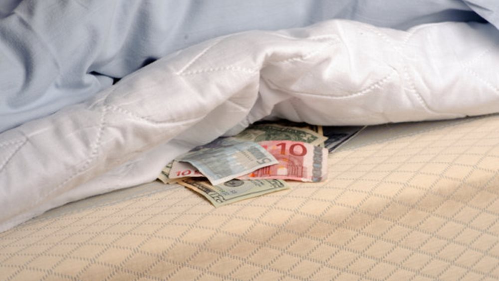 Στραγγίζουν οι λογαριασμοί ταμιευτηρίου, στερεύει το χρήμα στο στρώμα