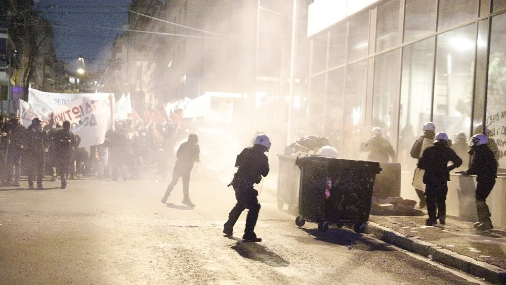Επεισόδια με χημικά στη συγκέντρωση διαμαρτυρίας έξω από τα γραφεία της Hellenic Train
