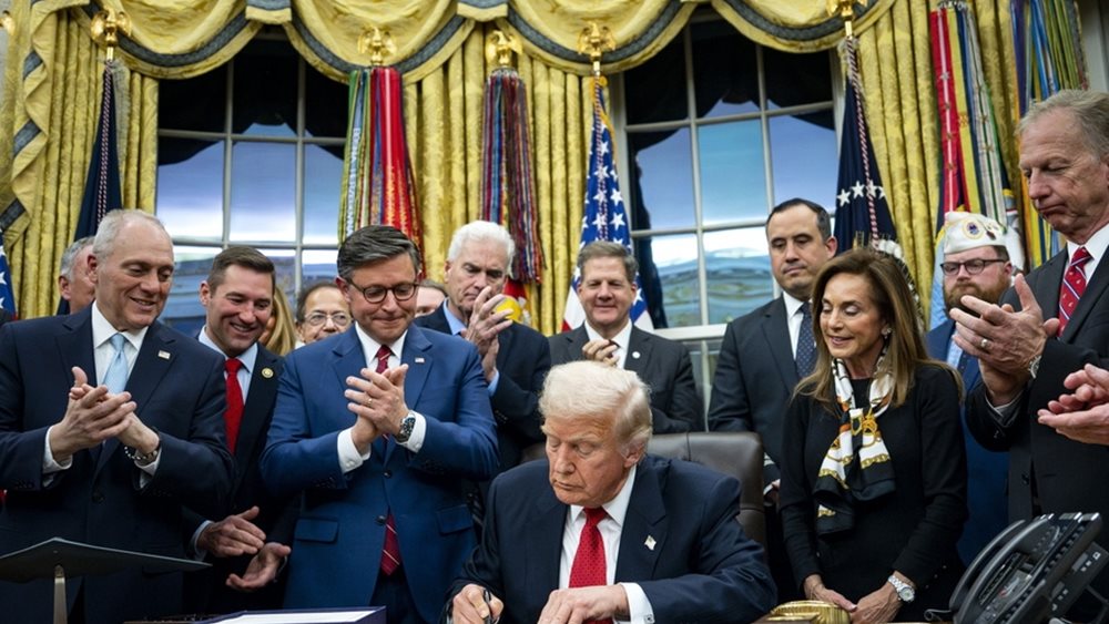 Τέλος στο μεγαλύτερο shutdown στην ιστορία των ΗΠΑ - Ο Τραμπ υπέγραψε τον νόμο