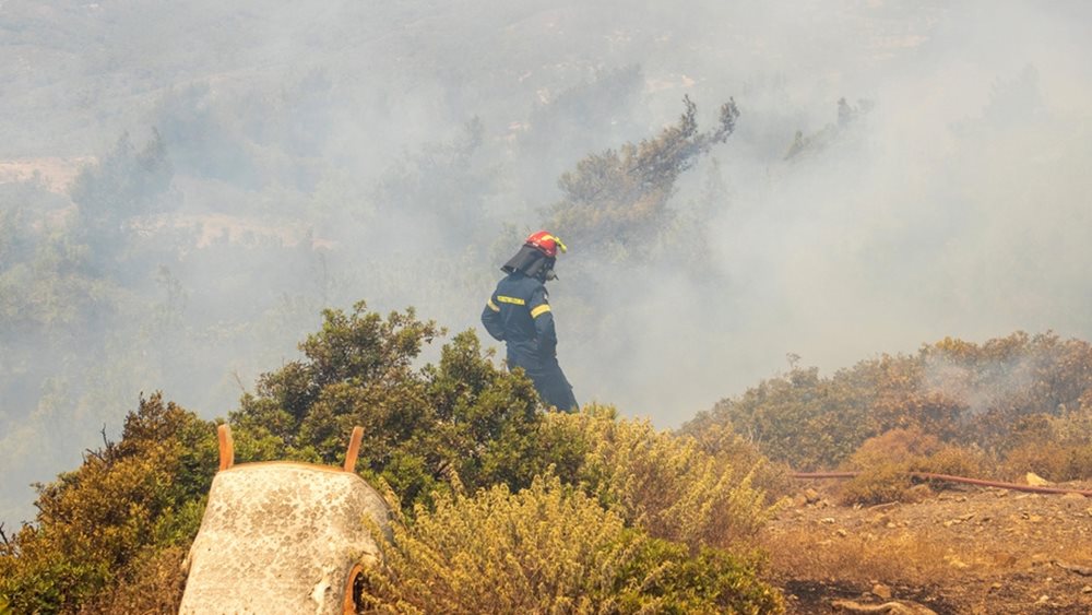 Ανεξέλεγκτη η φωτιά στη Ρόδο, εκκενώνονται Μαλώνας, Μάσσαρη, Γεννάδι και Βάτι - Μάχη με τις αναζωπυρώσεις στην Κάρυστο