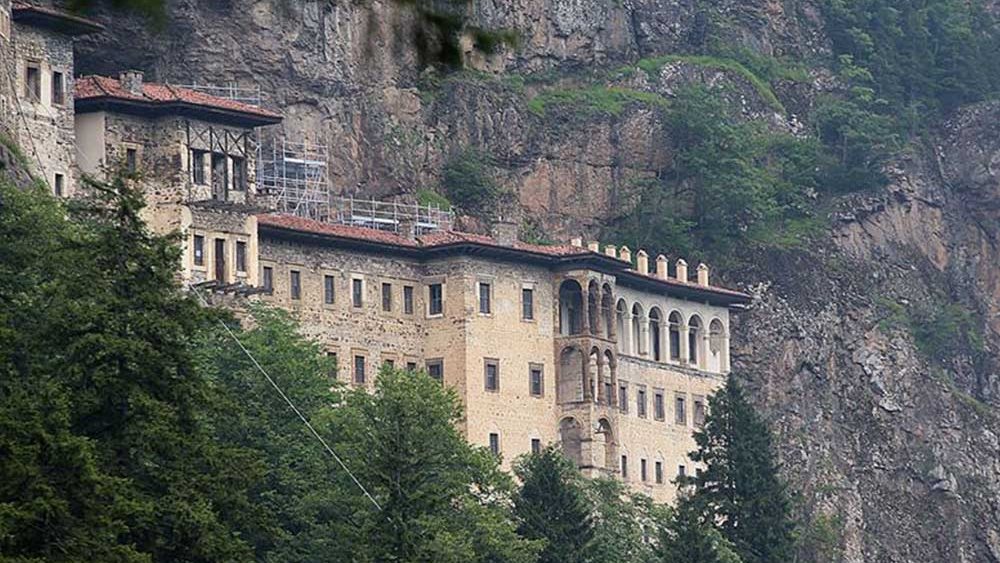 Το τουρκικό κράτος έδωσε άδεια και η Παναγία Σουμελά μετατράπηκε σε νυχτερινό κλαμπ