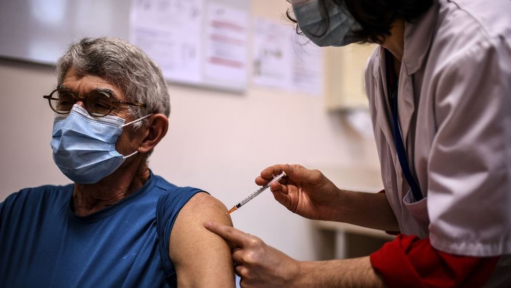 Η ΕΕ φλερτάρει με την καταστροφή στο ζήτημα του εμβολιασμού