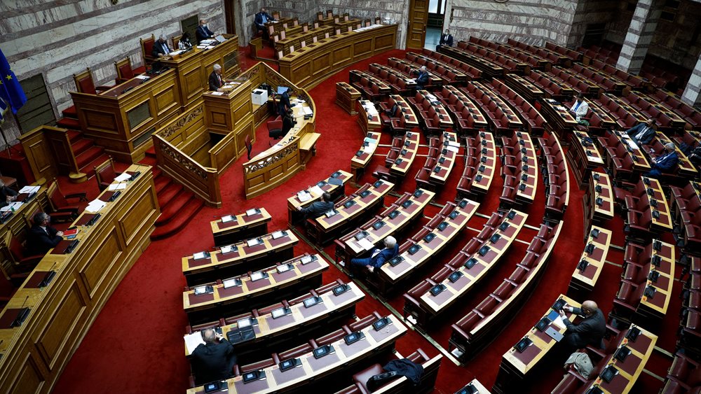 Βουλή: Εγκρίθηκε η τροπολογία για τα μέλη της επιτροπής λοιμωξιολόγων