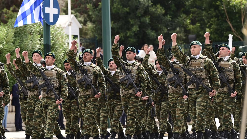 Επτά προσαγωγές στη στρατιωτική παρέλαση στην Αθήνα - Θέλησαν να ανοίξουν σημαίες της Παλαιστίνης