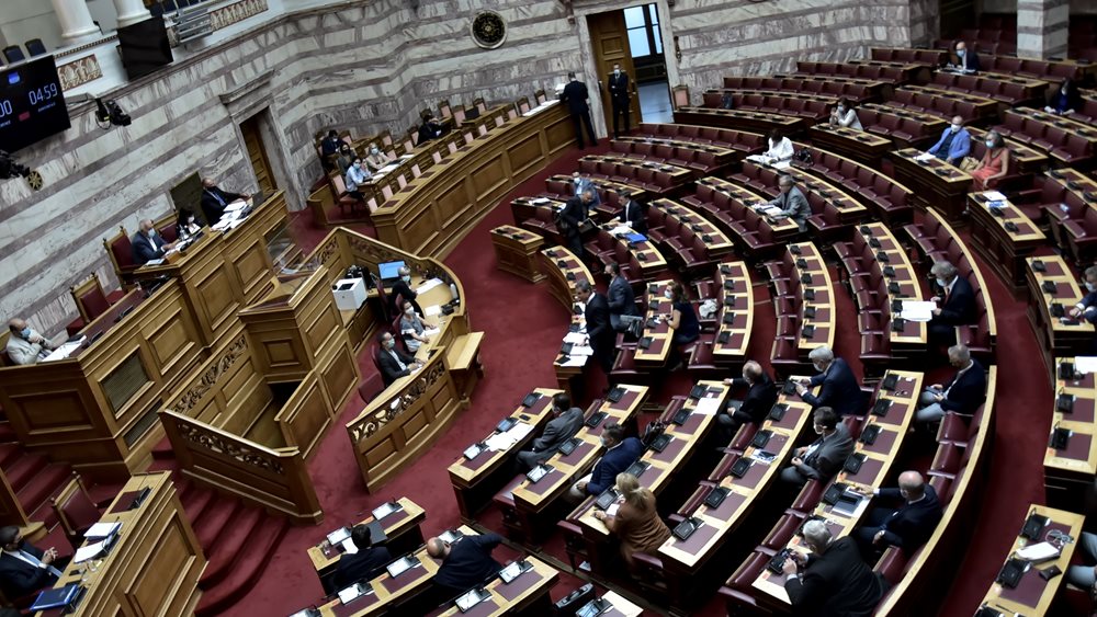 Βουλή: Εγκρίθηκε με συντριπτική πλειοψηφία η επέκταση των χωρικών υδάτων στα 12 ν.μ. στο Ιόνιο
