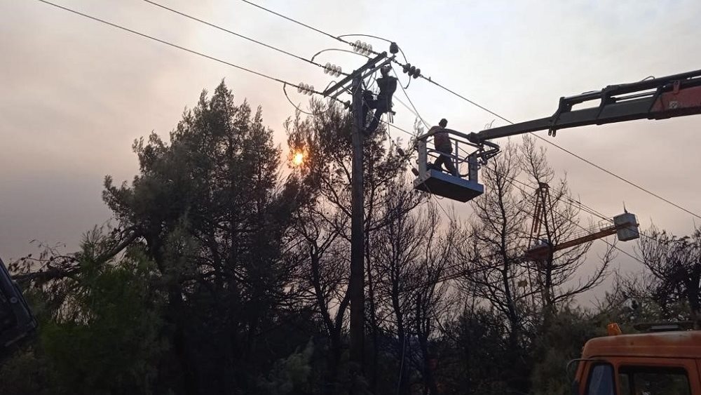 ΔΕΔΔΗΕ: Συνεχίζονται πυρετωδώς οι εργασίες αποκατάστασης του δικτύου ηλεκτροδότησης
