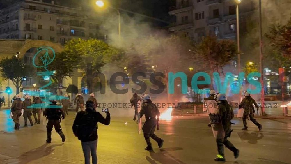 Θεσσαλονίκη: Ολοκληρώθηκε η πορεία για την 50η επέτειο του Πολυτεχνείου- Ένταση μετά τη λήξη της