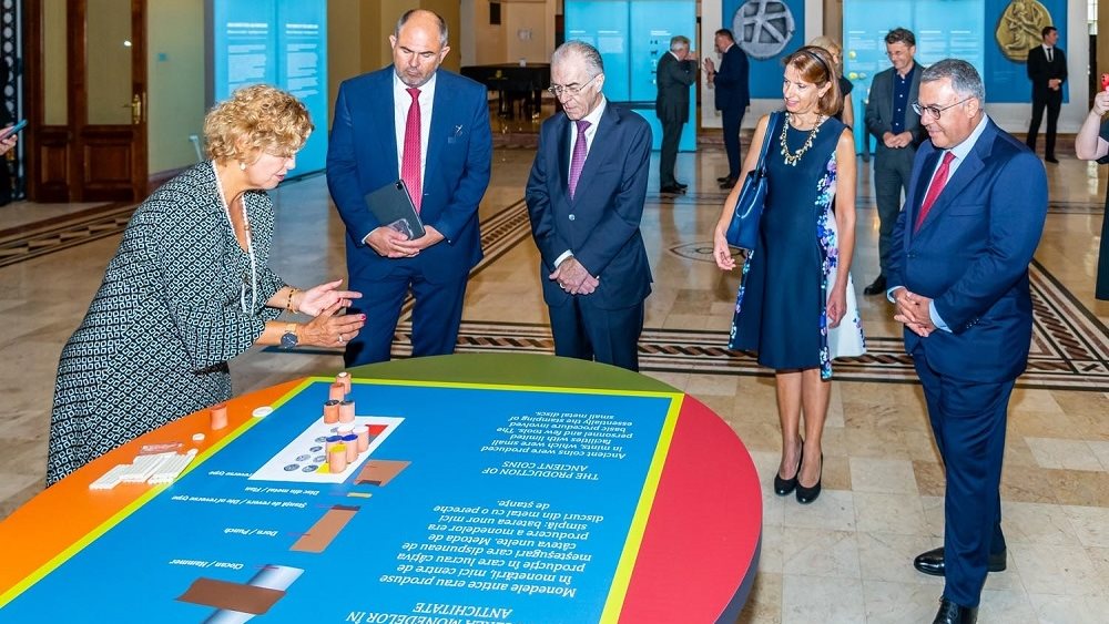 Βασ. Ψάλτης (Alpha Bank): Η έκθεση της Νομισματικής Συλλογής στο Βουκουρέστι σηματοδοτεί την 30ετή παρουσία του Ομίλου στη Ρουμανία