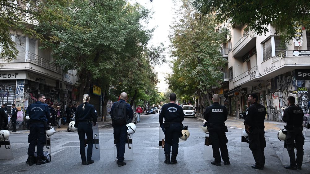 Ένταση στην Σταδίου - Άγνωστοι προκάλεσαν φθορές σε ξενοδοχείο