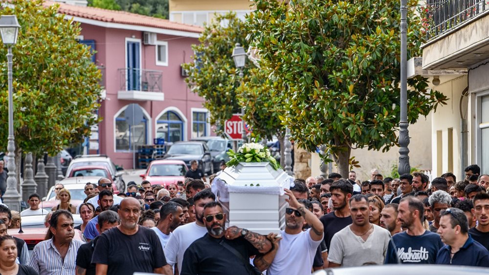 Πύργος: Σε κλίμα βαθιάς συγκίνησης -αλλά και οργής- η εξόδιος ακολουθία της 11χρονης