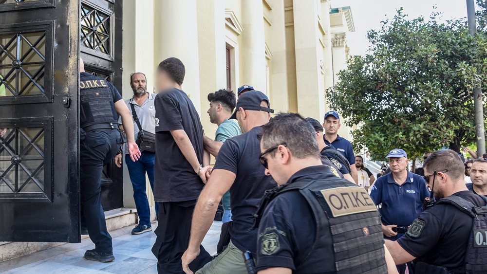 Τι υποστήριξε στην απολογία του ο 19χρονος που κατηγορείται για τη φωτιά στα Συχαινά της Πάτρας
