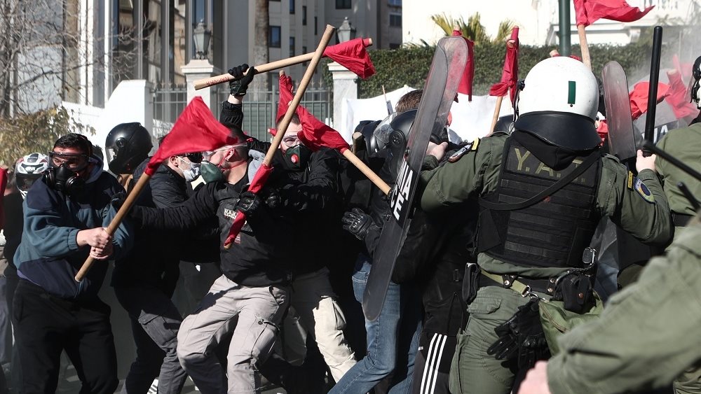 Ένταση μεταξύ διαδηλωτών και αστυνομικών στο πανεκπαιδευτικό συλλαλητήριο στην Αθήνα
