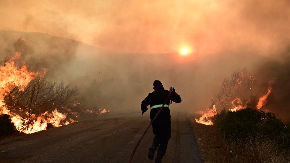 Σε εξέλιξη φωτιές σε Ναύπλιο και Εύβοια