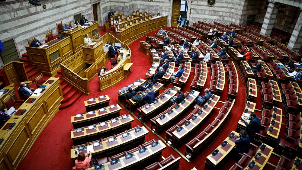 Υπερψηφίστηκαν από τη ΝΔ το νομοσχέδιο για το "λόμπινγκ" και η τροπολογία για υποχρεωτικό εμβολιασμό
