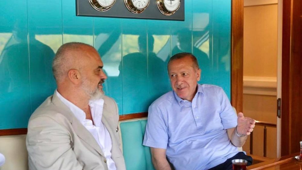 Ο Ερντογάν χτίζει σπίτια στην Αλβανία