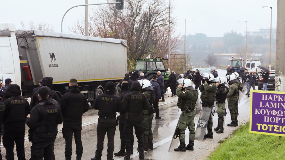 Οι αγρότες στις Σέρρες έσπασαν το μπλόκο της αστυνομίας και κατευθύνονται προς το τελωνείο Προμαχώνα