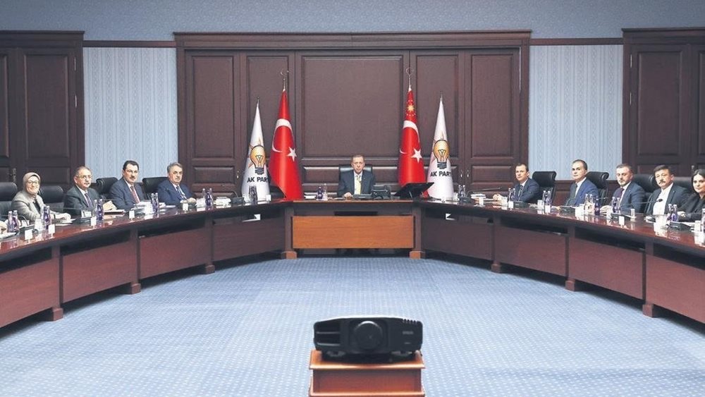 "Διχασμένο" το AKP του Ερντογάν - Στο τραπέζι αλλαγή οικονομικής πολιτικής για κατευνασμό των αγορών