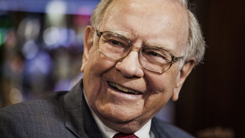 O Warren Buffett άρχισε να αγοράζει ξανά μετοχές
