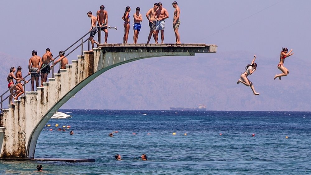 Σε κλοιό καύσωνα η χώρα: Πού θα ξεπεράσει η θερμοκρασία τους 40 βαθμούς - Ως τη Δευτέρα το ακραίο κύμα