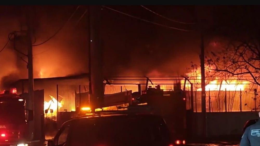 Μεγάλη φωτιά σε εργοστάσιο πλαστικών στο Μενίδι - Ήχησε το 112 στην περιοχή