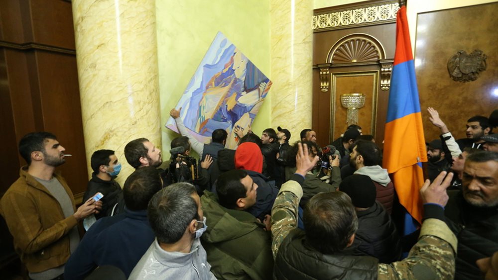 Ναγκόρνο Καραμπάχ: Έξαλλο πλήθος εισέβαλε στο κοινοβούλιο της Αρμενίας