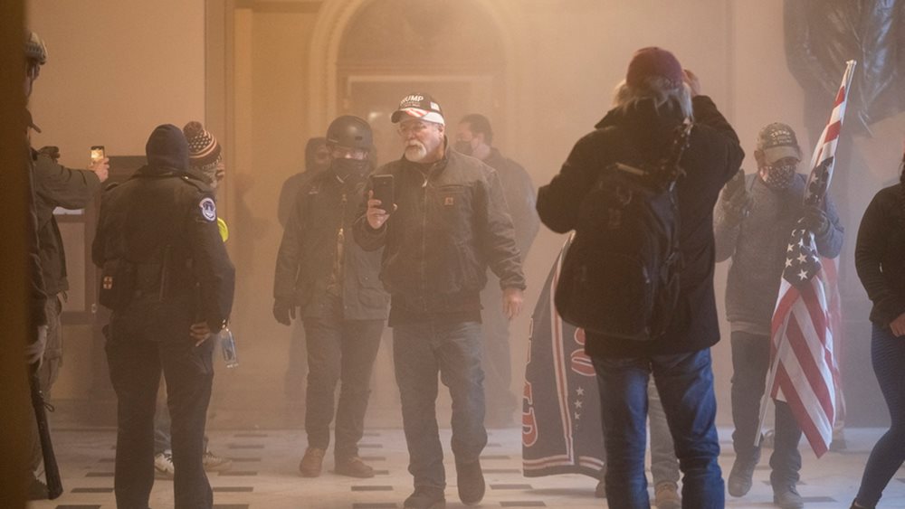 Πρωτοφανής βία στο Καπιτώλιο: Εισέβαλαν οπαδοί του Τραμπ -έπεσαν πυροβoλισμοί
