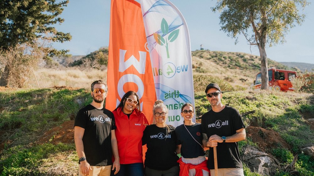 Για ένα &quot;πράσινο&quot; αύριο: 1.000 νέα δενδρύλλια στον Βύρωνα από το φυσικό μεταλλικό νερό ΒΙΚΟΣ και την we4all