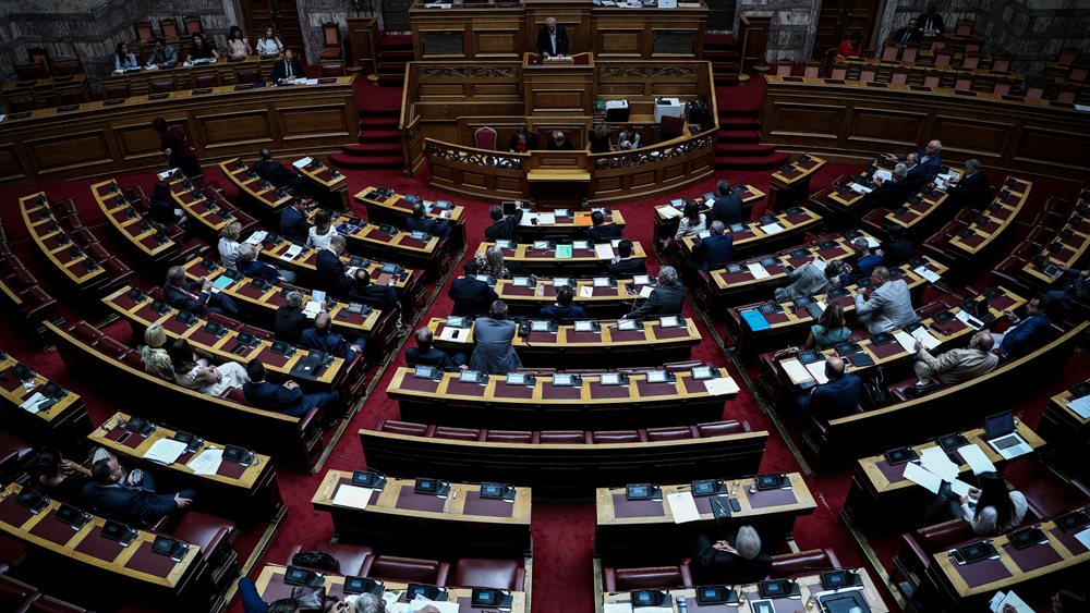 Στη Βουλή το διυπουργικό ν/σ: Οι τομές για άσυλο, κυβερνησιμότητα δήμων και διανομή φαρμάκων