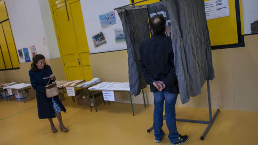 Iσπανία - δημοσκοπήσεις: Τα δεξιά κόμματα χάνουν έδαφος έναντι του κυβερνητικού συνασπισμού υπό τους Σοσιαλιστές