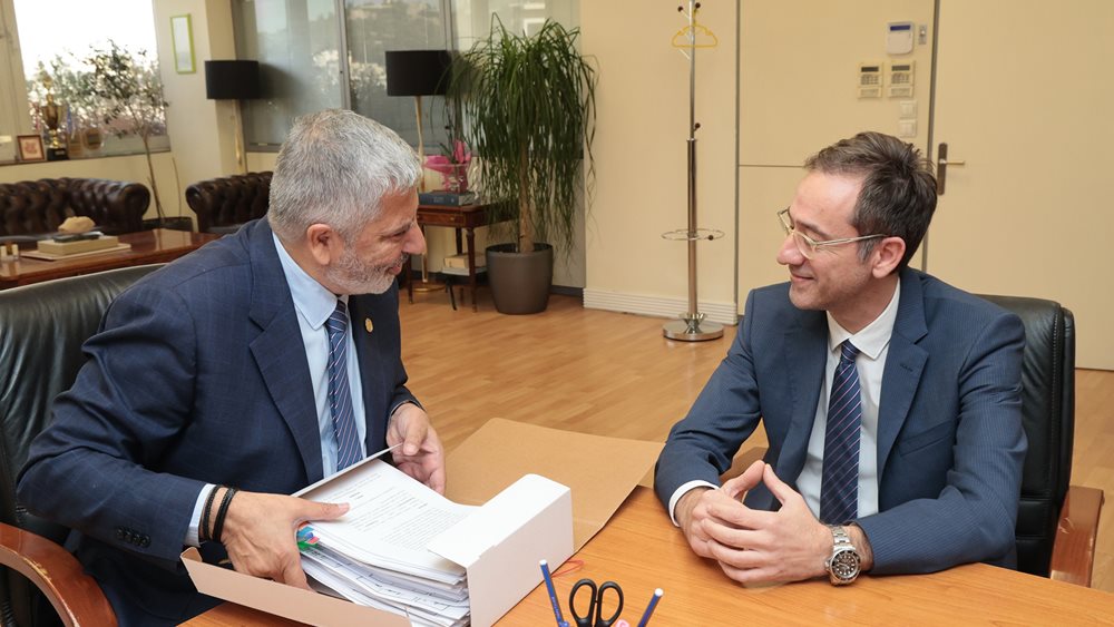Yπεγράφη από τον περιφερειάρχη Αττικής και τον CEO της ΕΤΑΔ η σύμβαση για τη δημιουργία Ποδηλατόδρομου και Πεζόδρομου στην Αττική Ριβιέρα