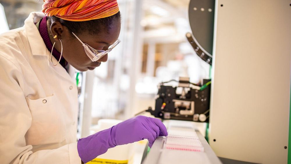 Πτώση για τη μετοχή της AstraZeneca παρά τα θετικά αποτελέσματα του εμβολίου