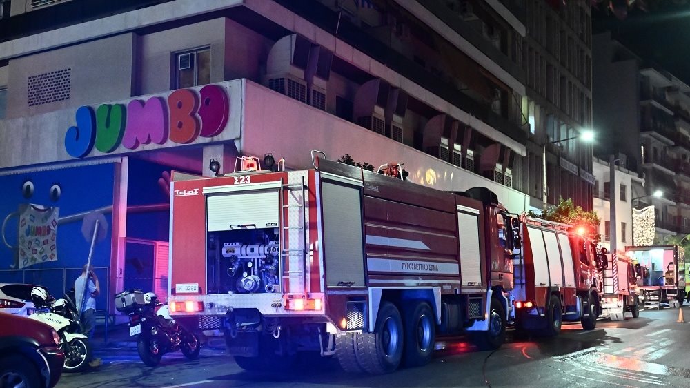 Φωτιά σε αποθήκη καταστήματος στον Πειραιά