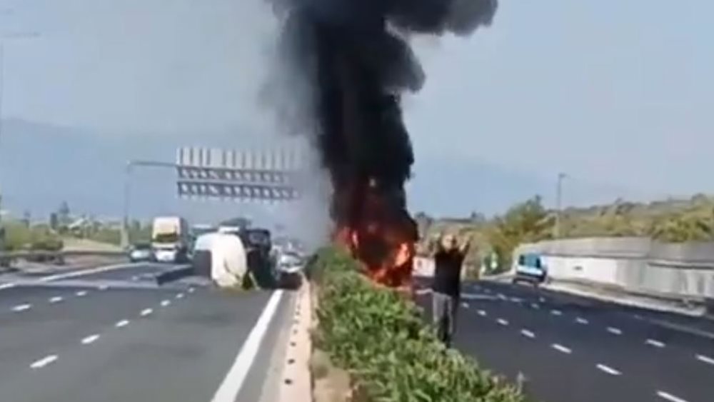 Έσβησε η φωτιά από ανατροπή βυτιοφόρου στην Αθηνών-Κορίνθου - Κανονικά διεξάγεται η κυκλοφορία και στα δύο ρεύματα